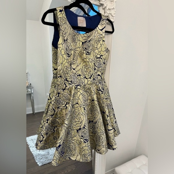 Honey Dresses & Skirts - Floral Patterned Mini Dress
Sparkling party dress fits S